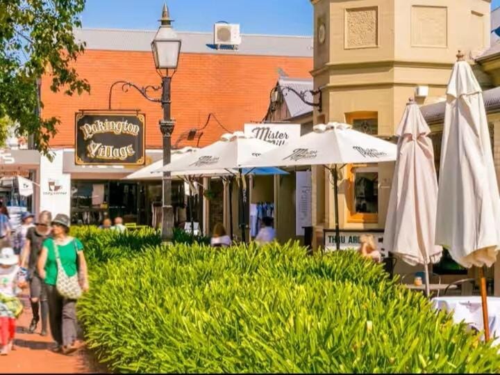 Neighbourhood, Food and drinks