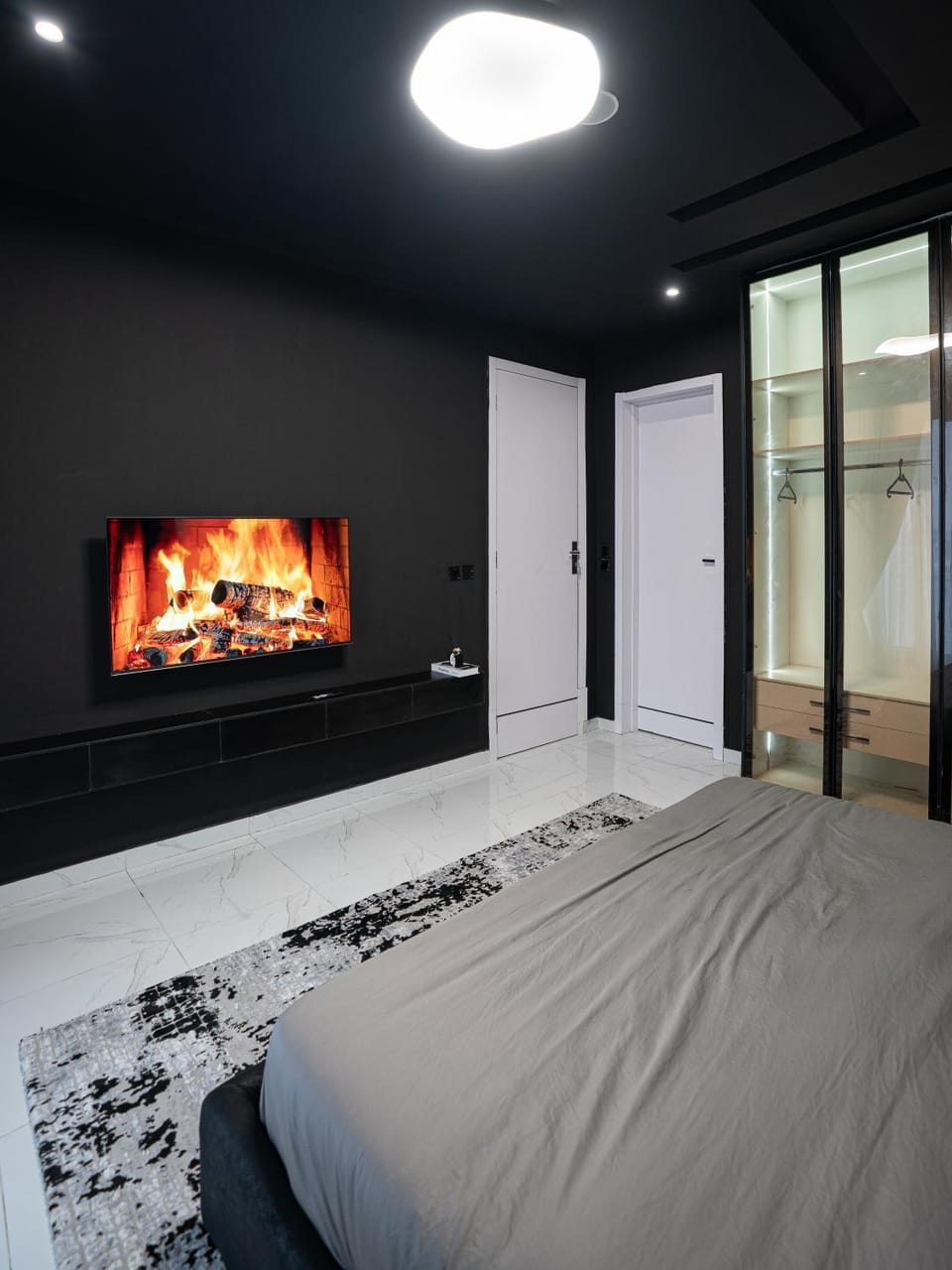 Bed, TV and multimedia, Photo of the whole room, Bedroom