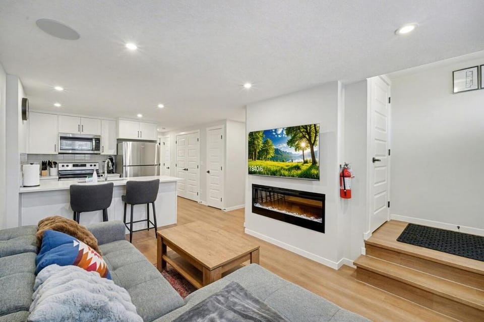 Deluxe Mahogany Lake Getaway Sleeps 4 Apartment in Calgary