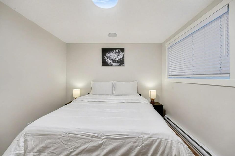 Deluxe Mahogany Lake Getaway Sleeps 4 Apartment in Calgary
