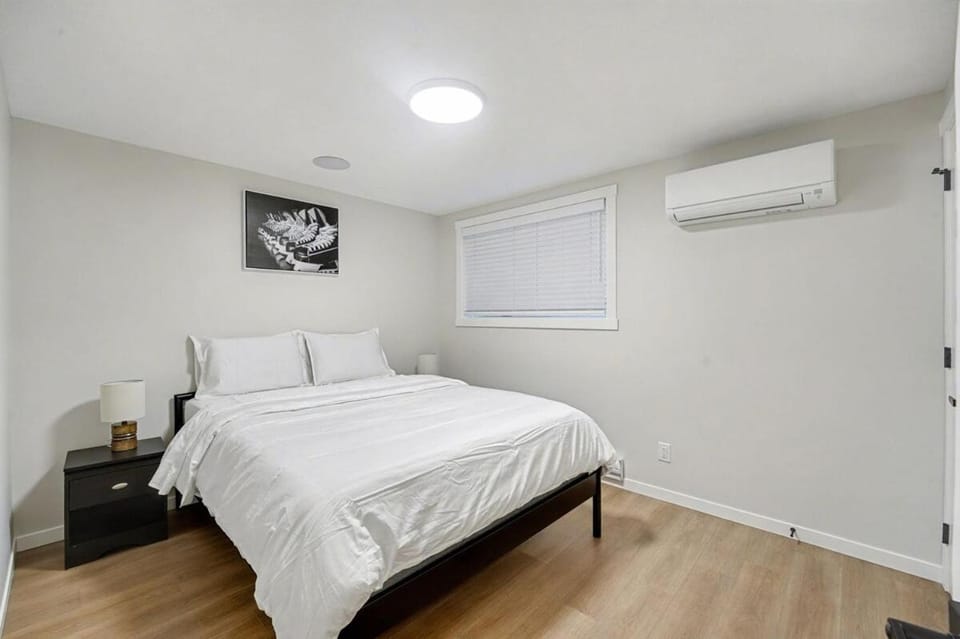 Deluxe Mahogany Lake Getaway Sleeps 4 Apartment in Calgary