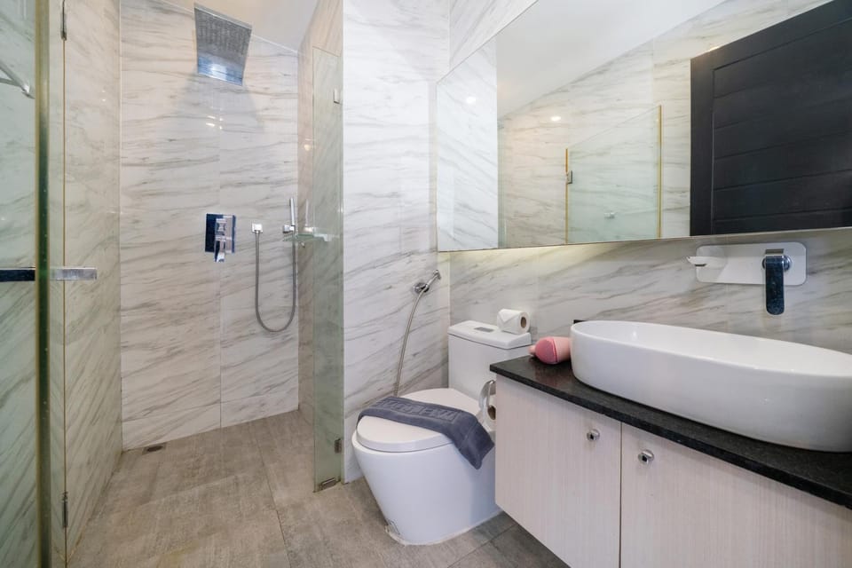 Shower, Toilet, Bathroom, towels