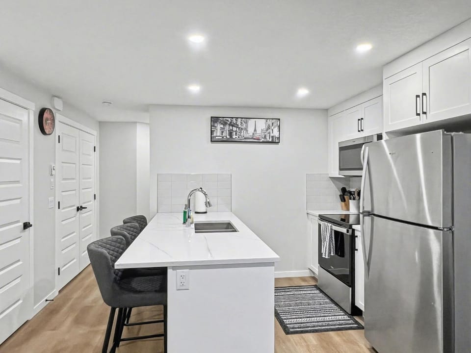 Deluxe 2-Bedroom Getaway Near Mahogany Lake Apartment in Calgary