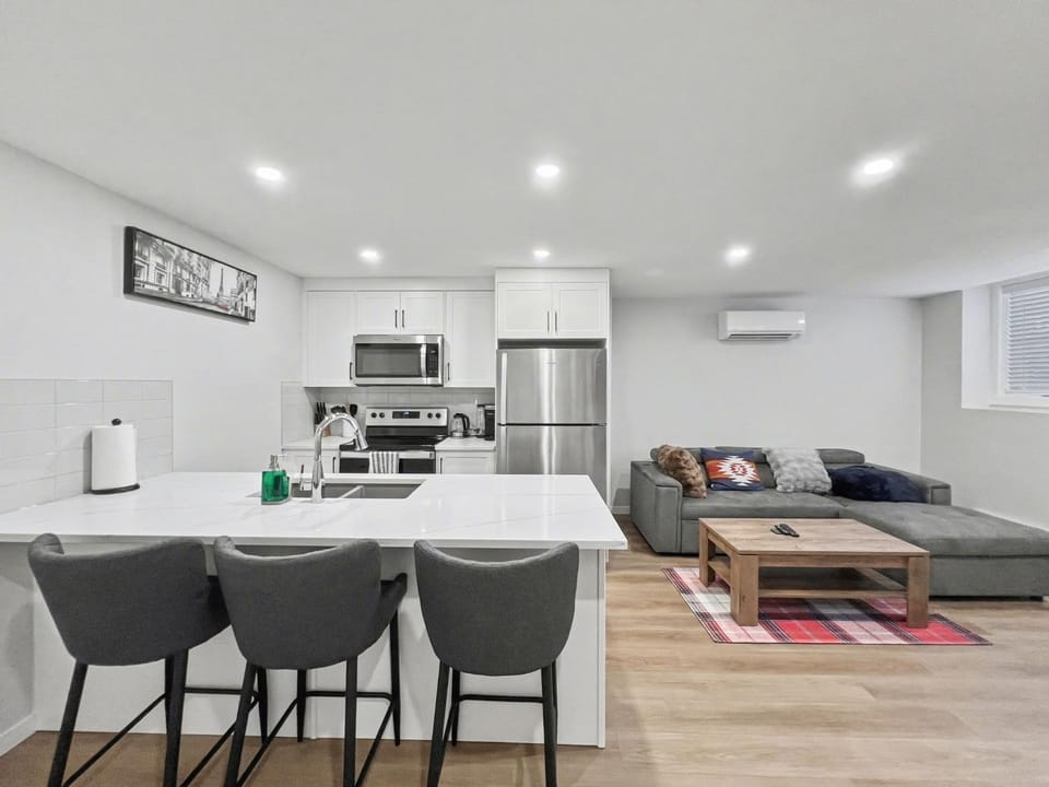Deluxe 2-Bedroom Getaway Near Mahogany Lake Apartment in Calgary
