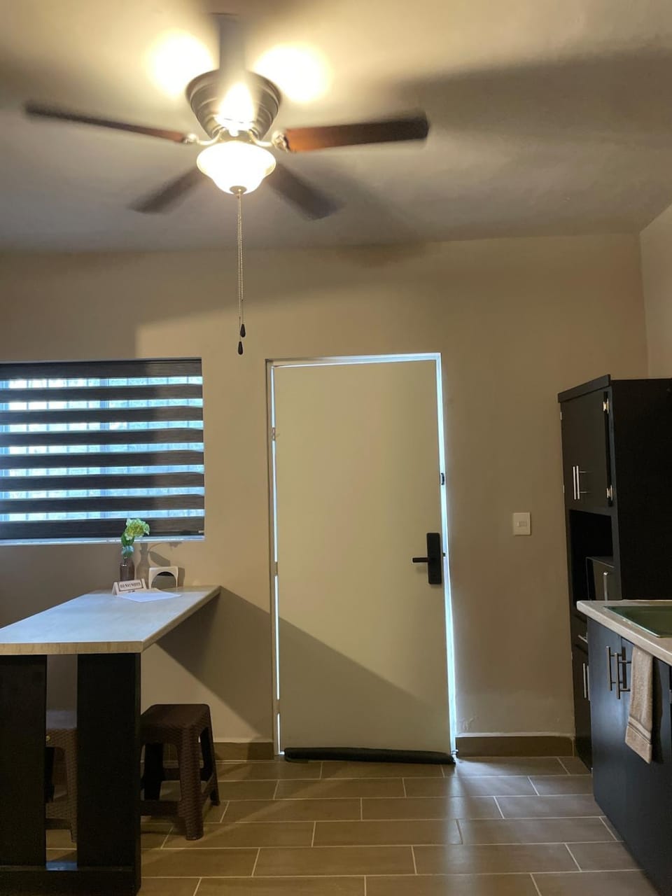 Kitchen or kitchenette, Dining area, microwave, minibar