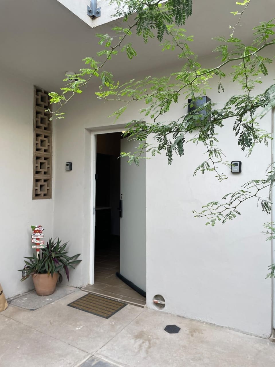 Facade/entrance, Day, Garden