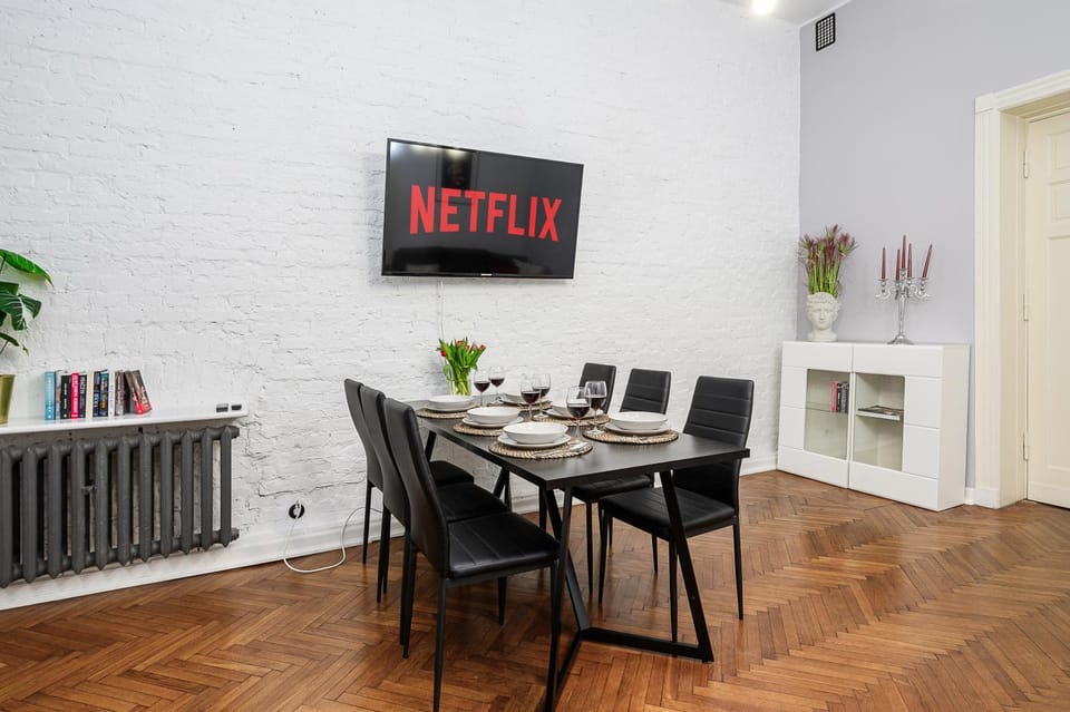 TV and multimedia, Living room, Seating area, Dining area