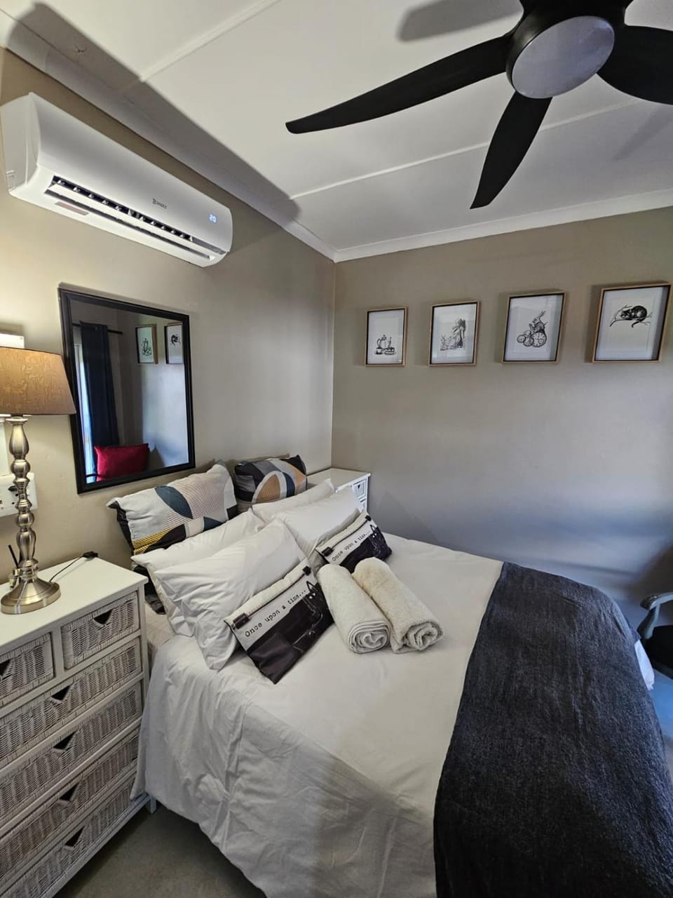 Photo of the whole room, Bedroom, air conditioner