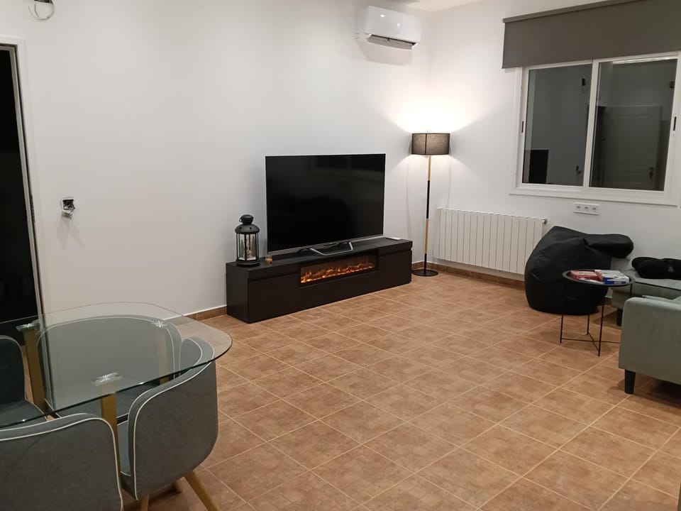 TV and multimedia, Living room, Seating area, Dining area, Evening entertainment, air conditioner