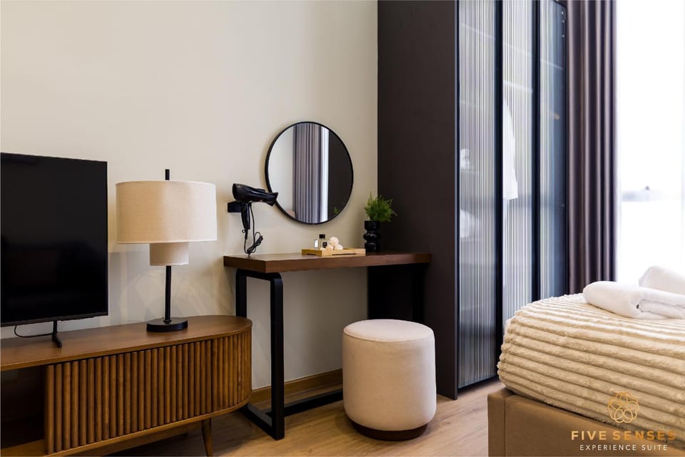 Bed, TV and multimedia, Bedroom