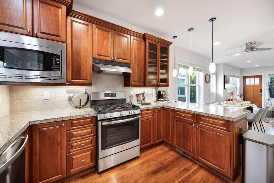 Rare 3BR Modern Urban Escape Private Garage House in Queen Anne