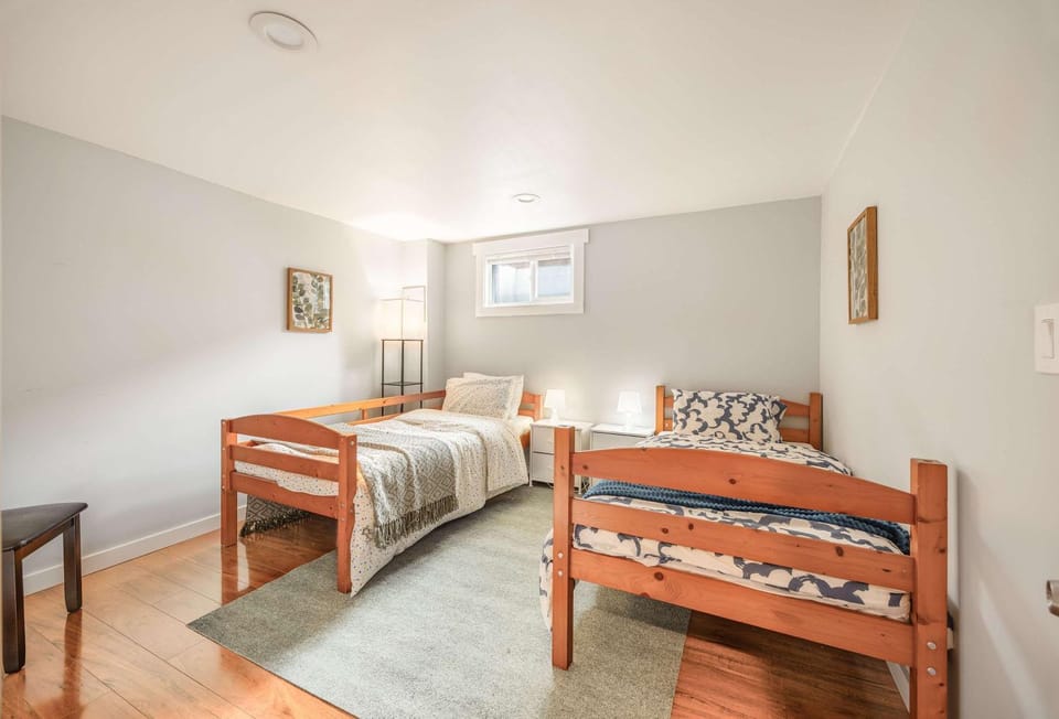 Spacious 2BR Home Backyard Parking & UW House in Seattle