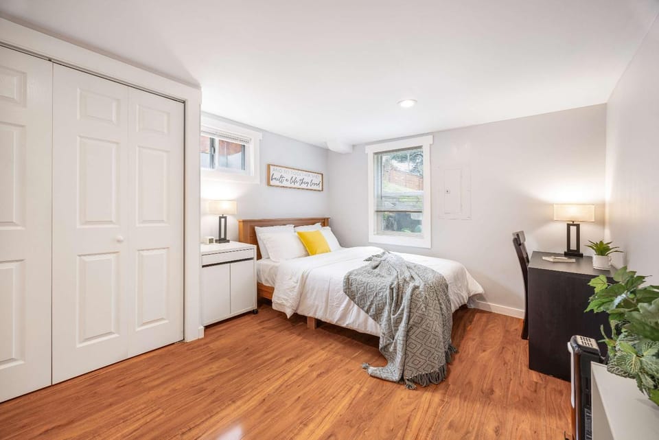 Spacious 2BR Home Backyard Parking & UW House in Seattle