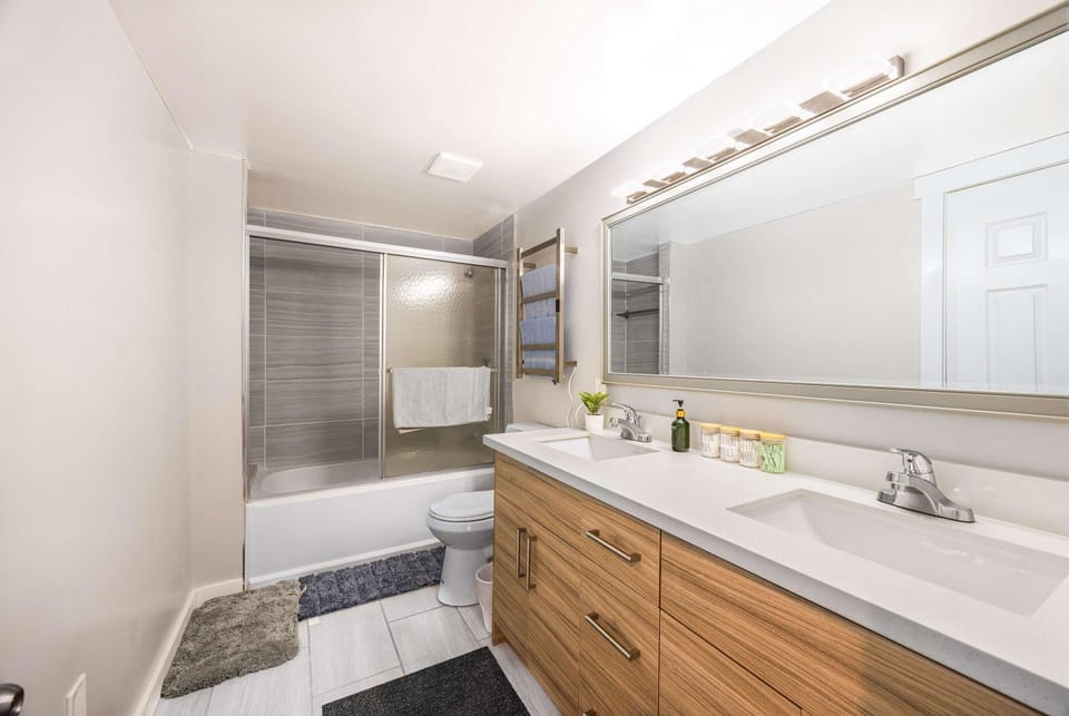 Spacious 2BR Home Backyard Parking & UW House in Seattle