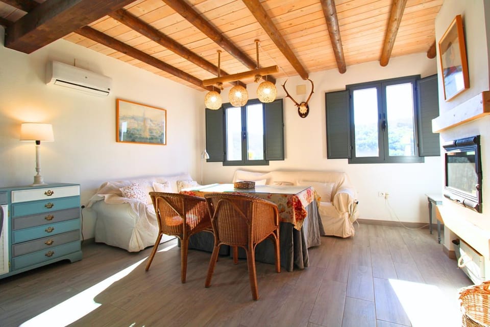 TV and multimedia, Living room, Dining area, air conditioner