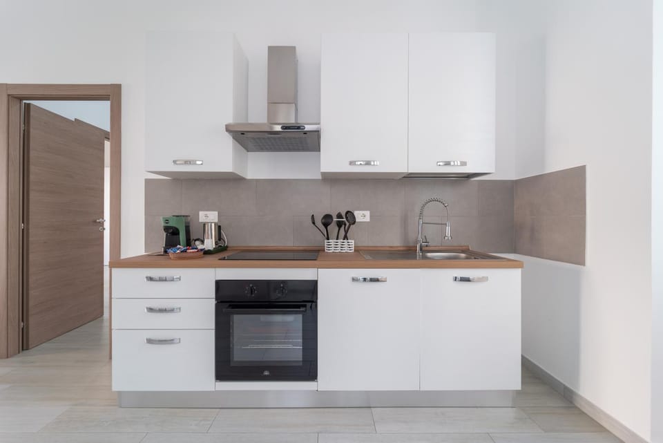 Coffee/tea facilities, Kitchen or kitchenette, stove