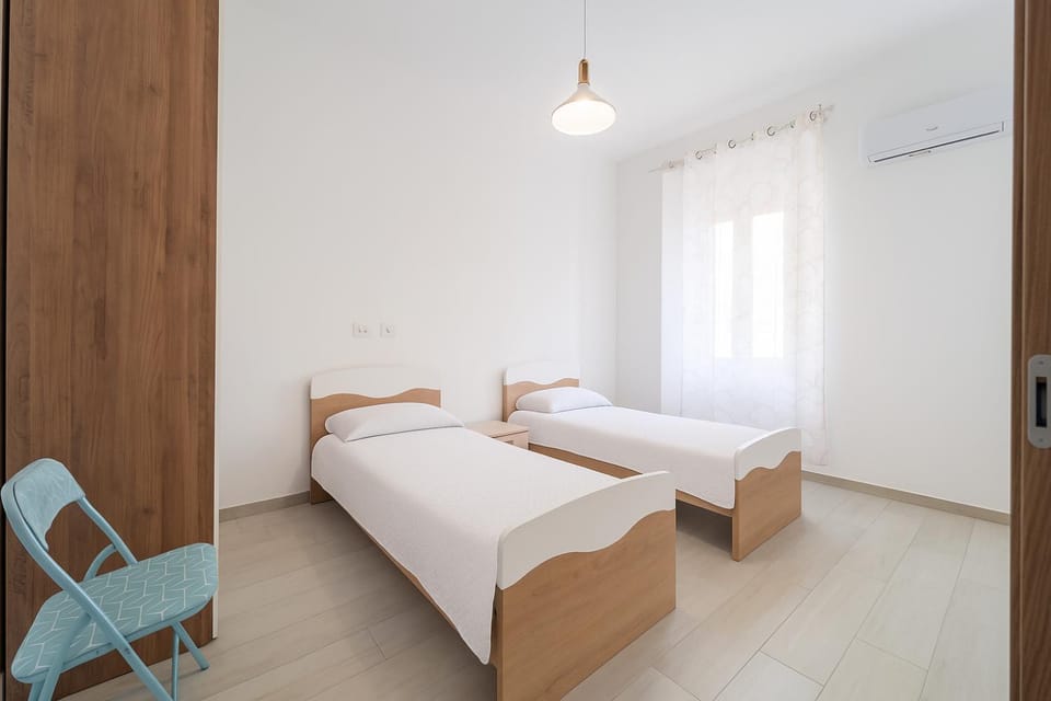 Bed, Photo of the whole room, Bedroom, air conditioner