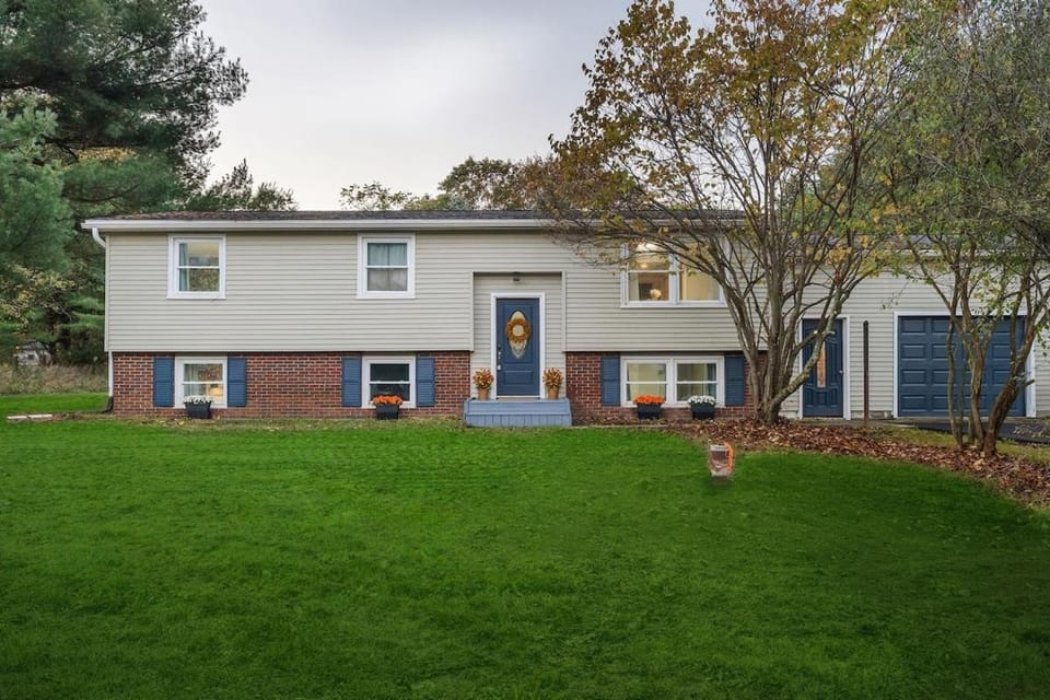 Near Ithaca! Hot Tub! LRG Home! Sleeps 14 Dogs ok! Apartment in Pennsylvania