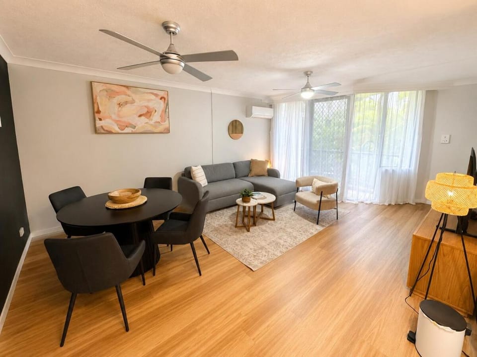 Burleigh Beach Retreat, Refurbished 1BR Apartment, 30m to Beach Apartment in Burleigh Heads