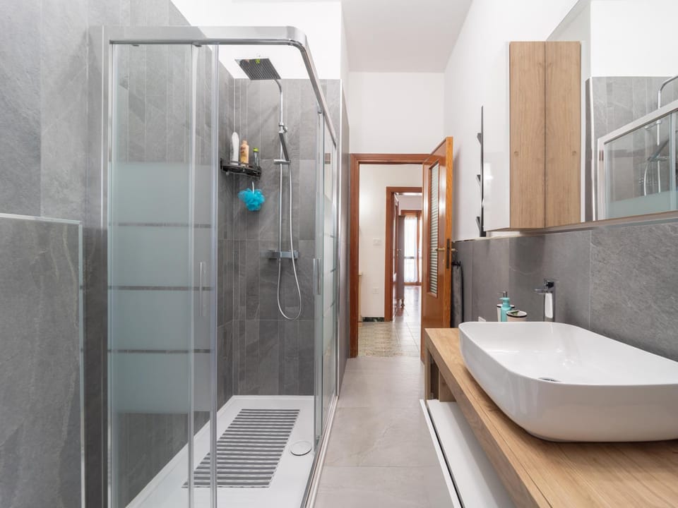 Shower, Bathroom, bidet, towels