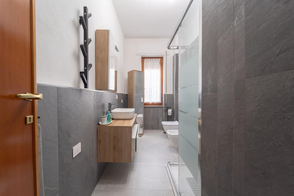 Shower, Bathroom, bidet, towels
