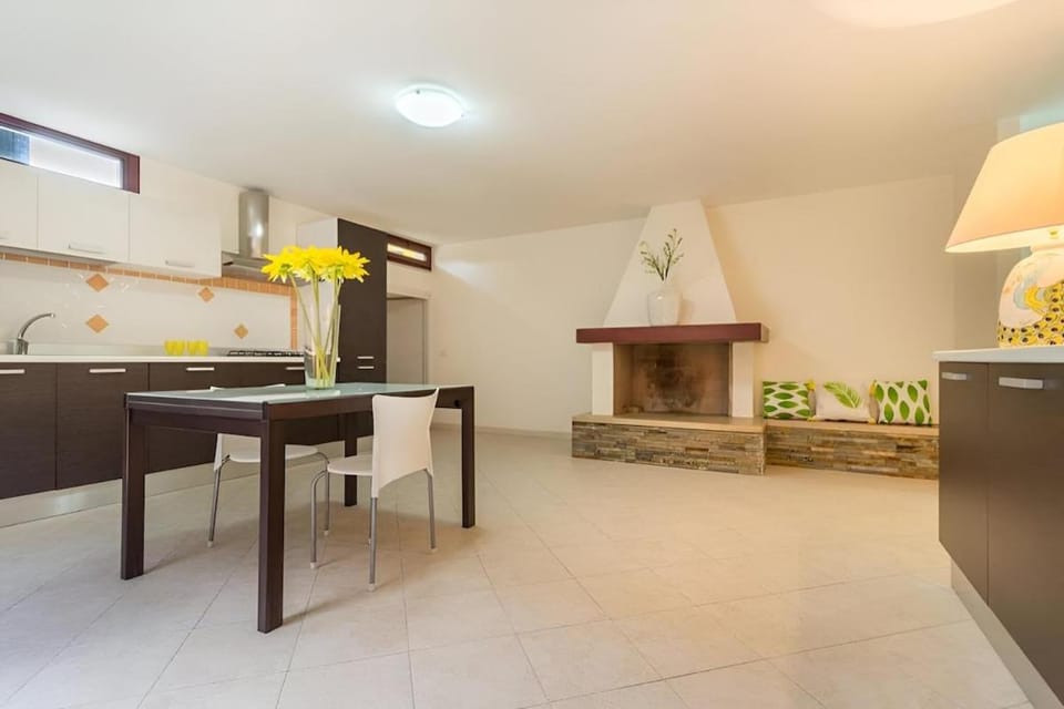 Kitchen or kitchenette, Dining area, stove