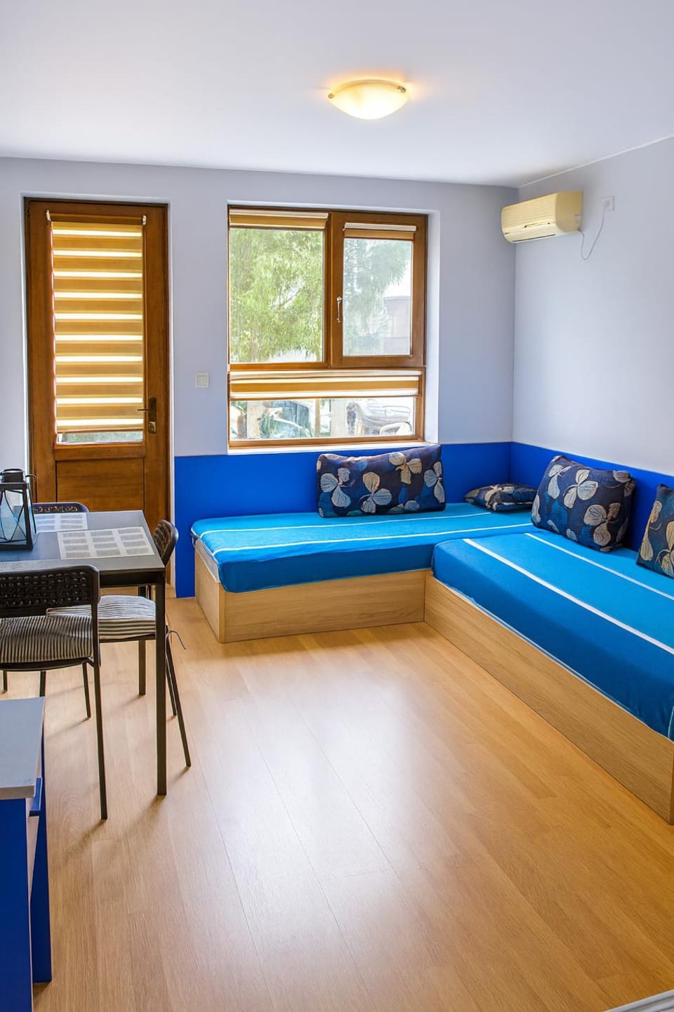 Bed, Living room, Photo of the whole room, Seating area, air conditioner