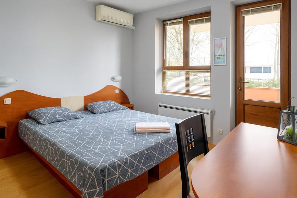 Bed, Bedroom, air conditioner