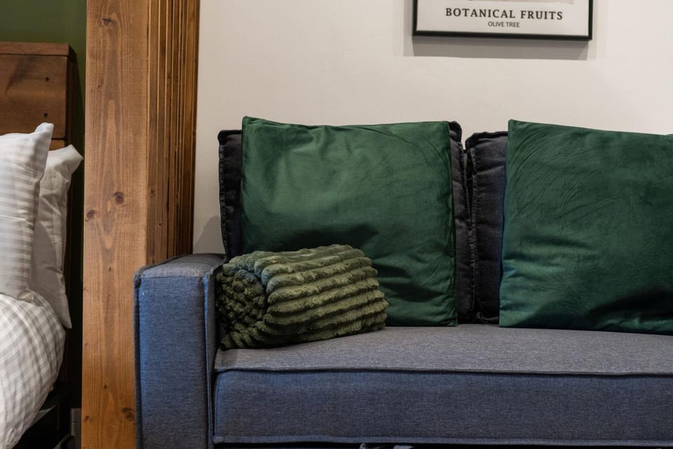 Olive Branch Apartments - Stylish Studio & 1 Bed Deluxe Apartments in the Heart of Broomhill - Hosted by Stay Host Save Apartment in Sheffield