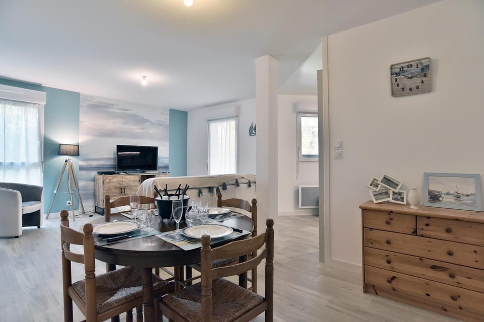 Living room, Dining area