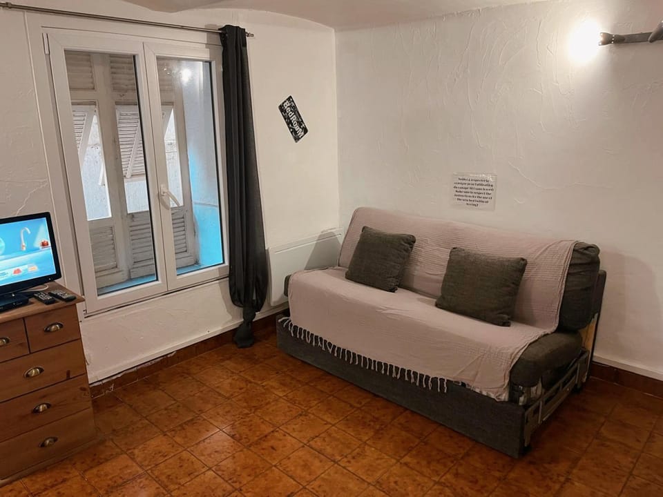 appartement entresol nice 1,2 kilomètre de la plage mer promenade Apartment in Nice