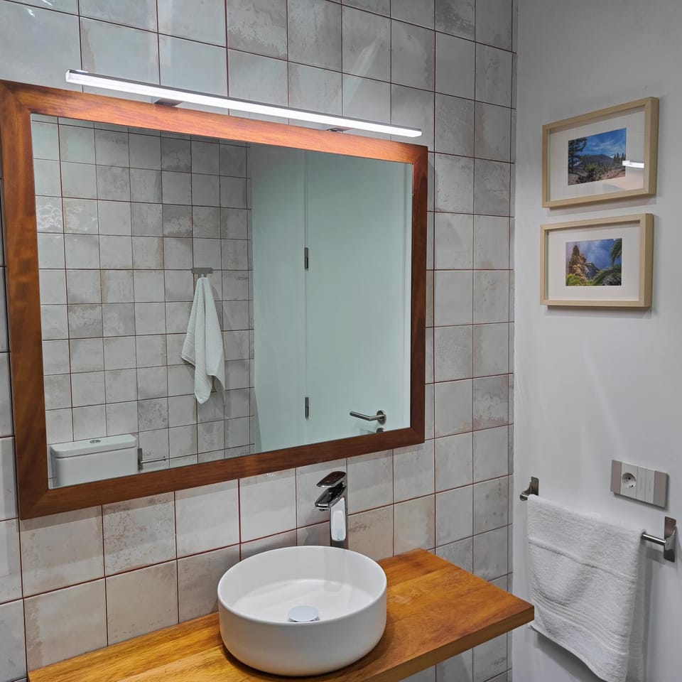 Toilet, towels