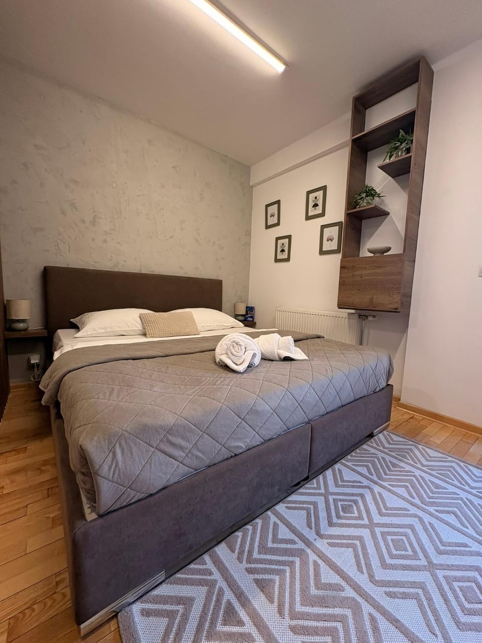 Bed, towels