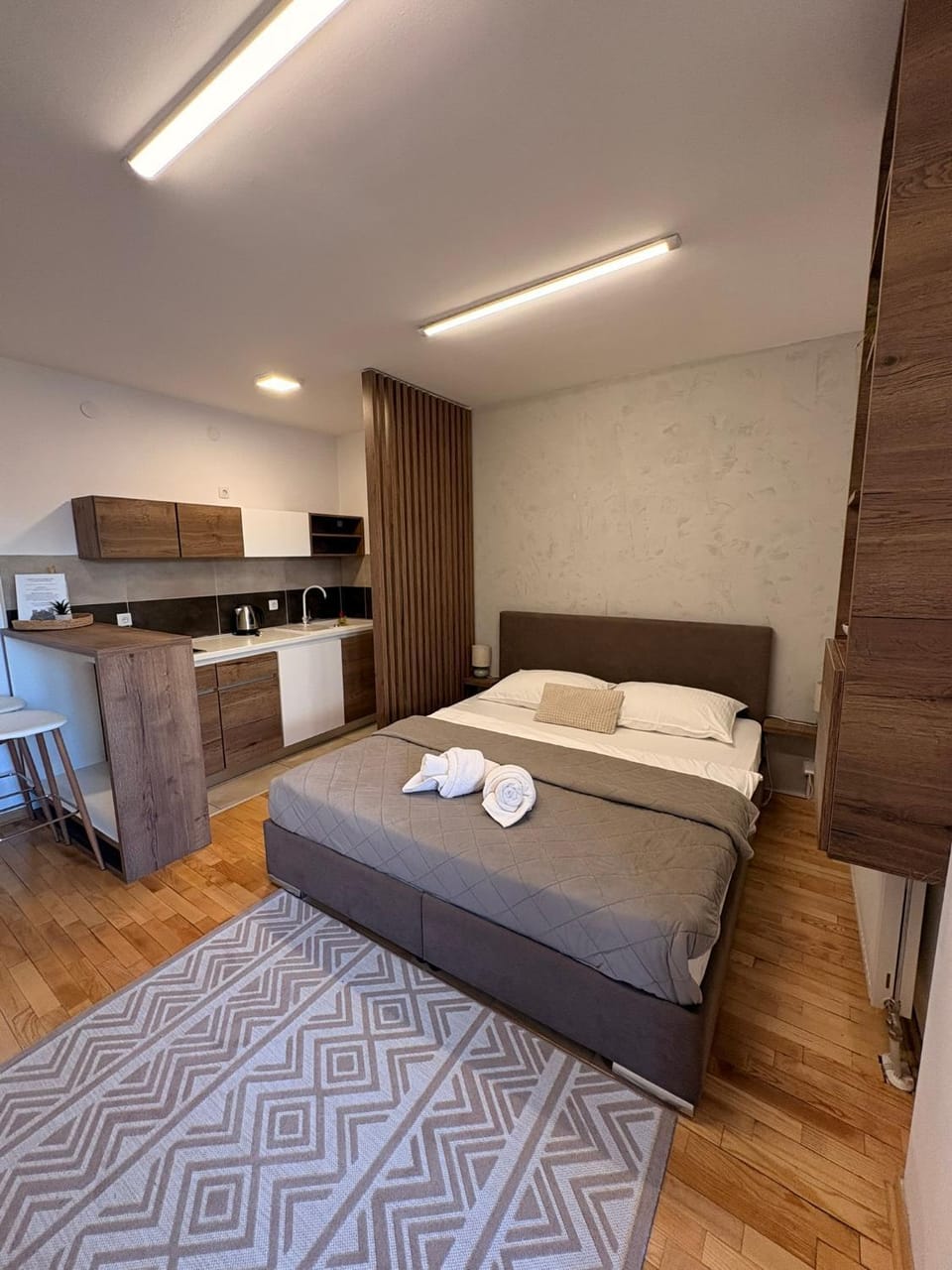 Bed, Bedroom, towels