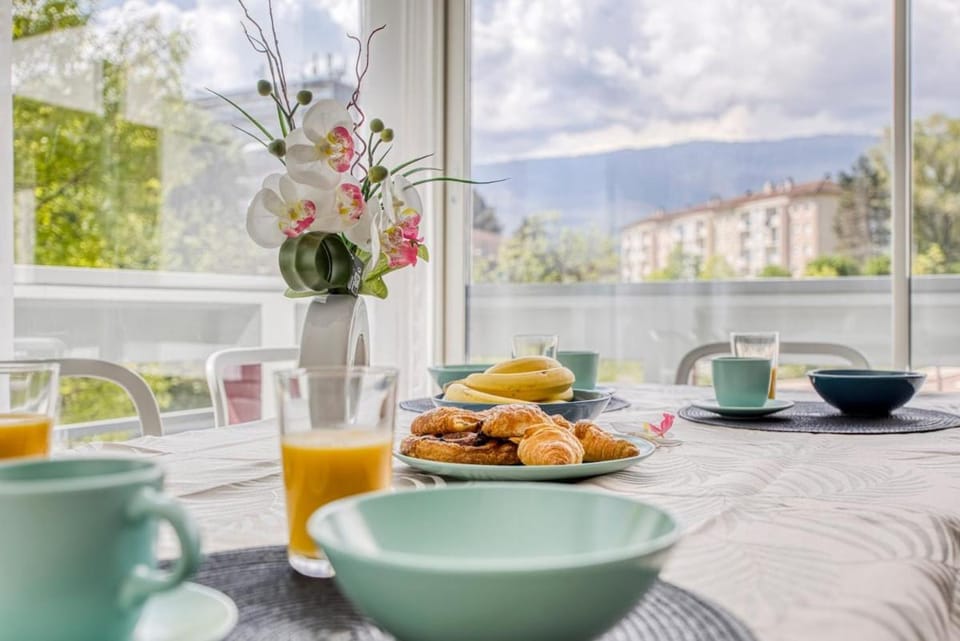 COLIVING - Montana Bedroom - Convenient & Near CERN Apartment in Canton of Geneva