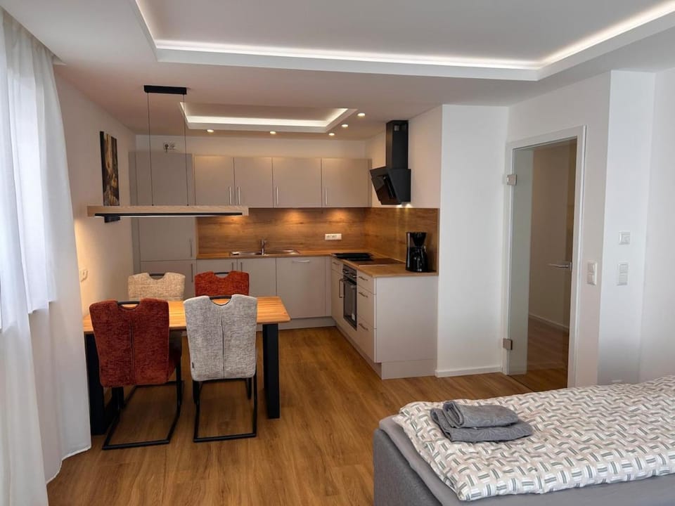 Kitchen or kitchenette, Dining area, Bedroom
