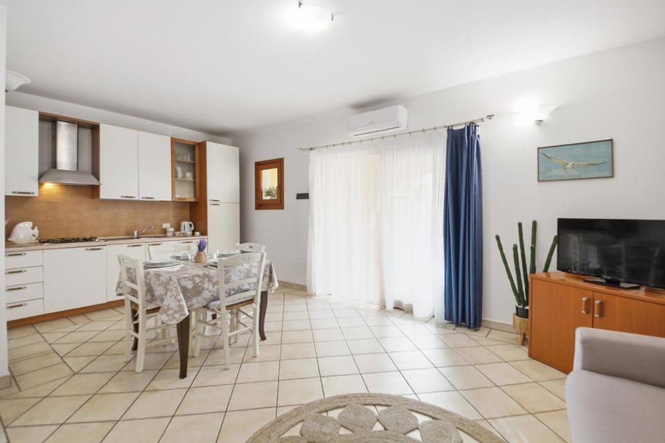 TV and multimedia, Kitchen or kitchenette, Living room, Seating area, Dining area