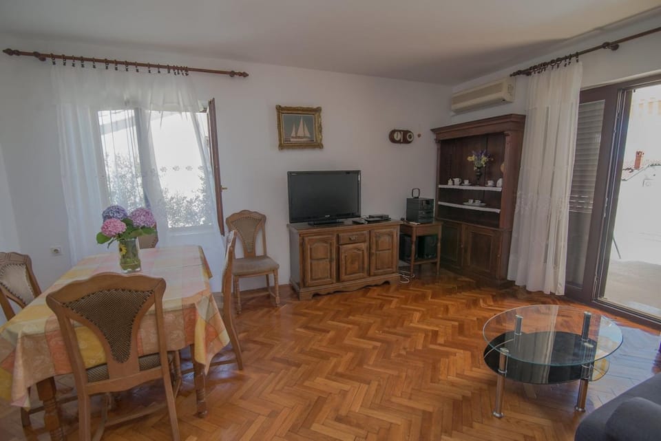 Mira B4- A Apartment in Mali Losinj