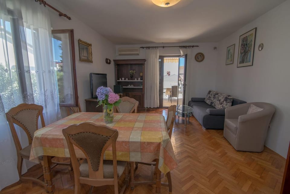 Mira B4- A Apartment in Mali Losinj