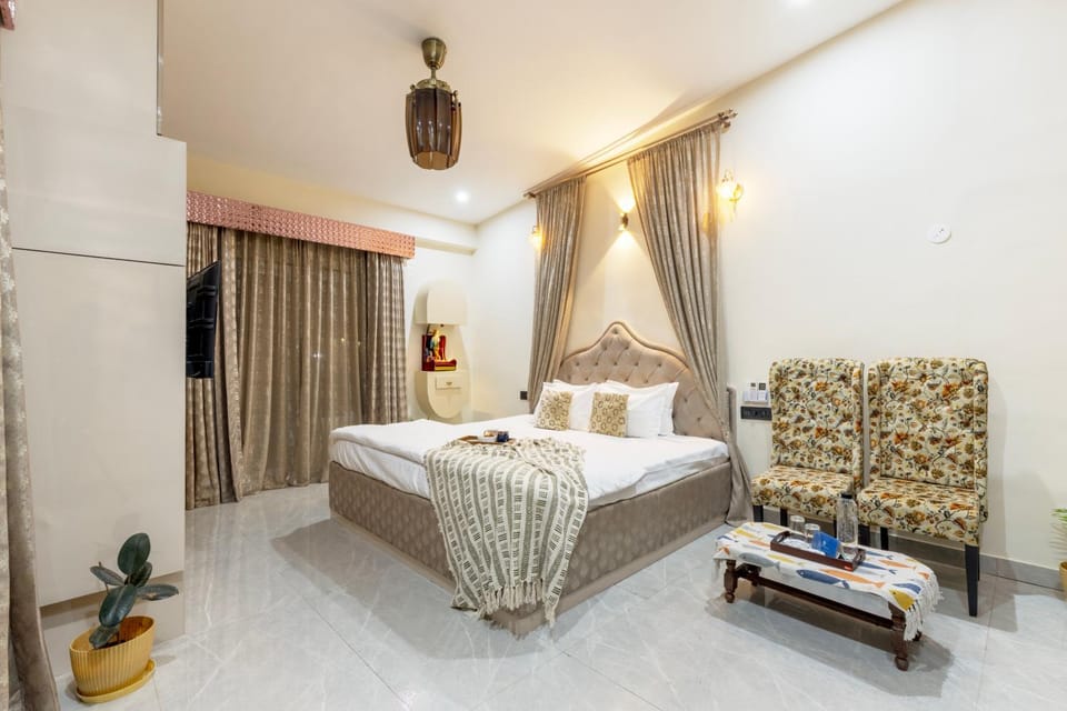 Bed, TV and multimedia, Seating area, Bedroom, wardrobe, air conditioner
