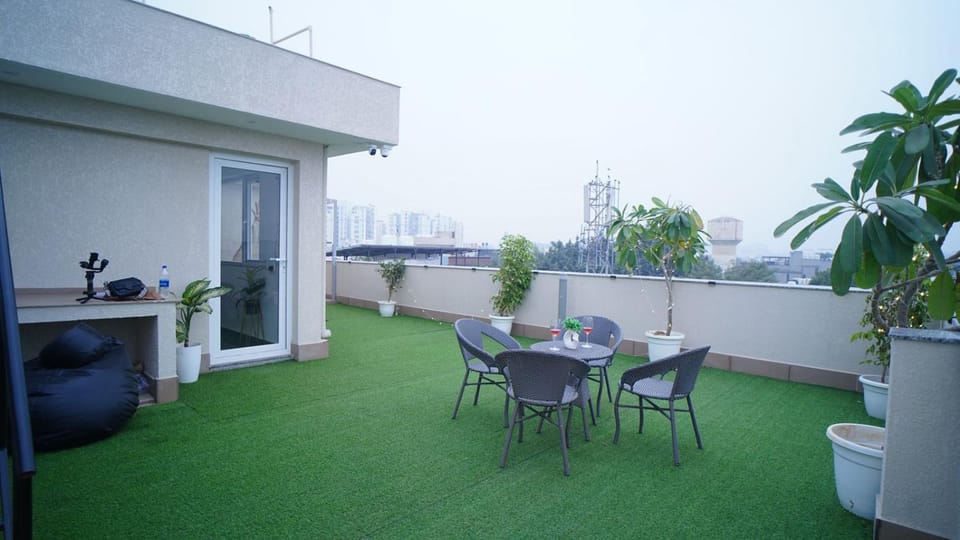 Central suites with Terrace by Luxury Heights Apartment in Gurugram