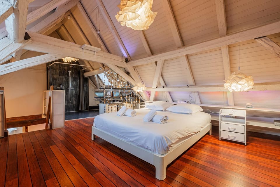 Photo of the whole room, Bedroom