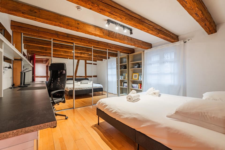 Photo of the whole room, Bedroom