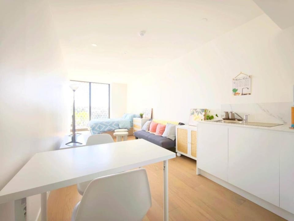 UG24 - Box Hill Bright and Cozy Hotel Style One Bedroom Suite Kitchenette Ideal for Short Stays Apartment in Melbourne