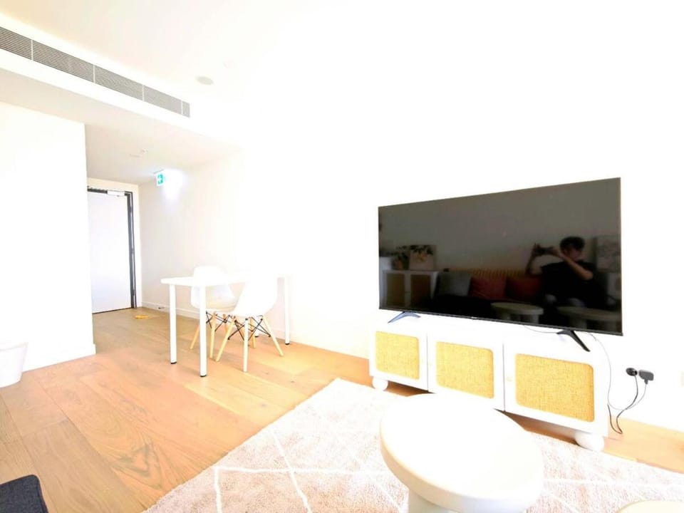 UG24 - Box Hill Bright and Cozy Hotel Style One Bedroom Suite Kitchenette Ideal for Short Stays Apartment in Melbourne