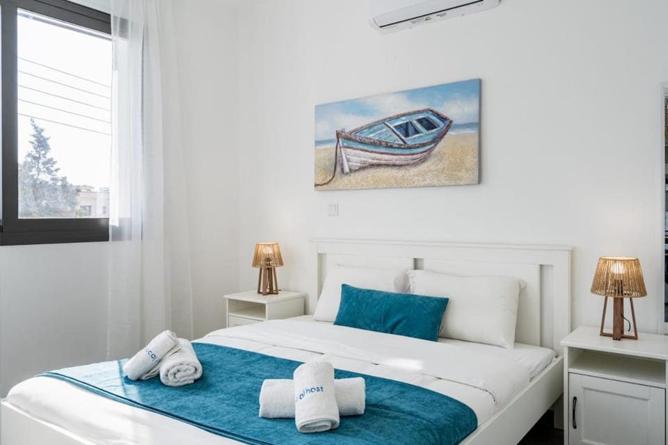 View (from property/room), Bedroom, towels, air conditioner