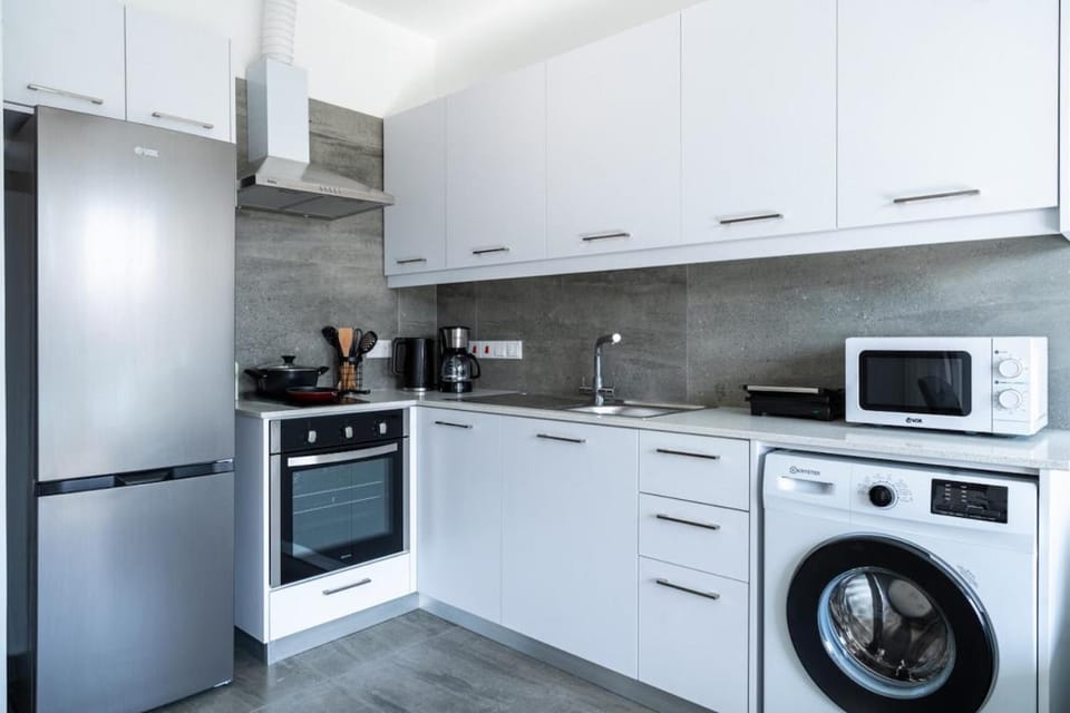 Coffee/tea facilities, microwave, oven, stove, washing machine, kitchen