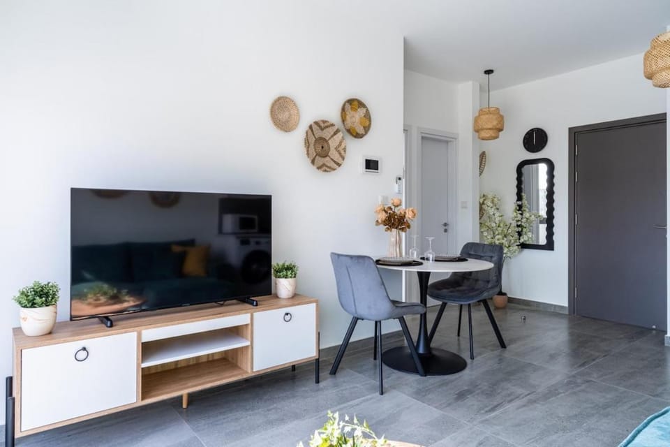 TV and multimedia, Living room, Dining area, air conditioner