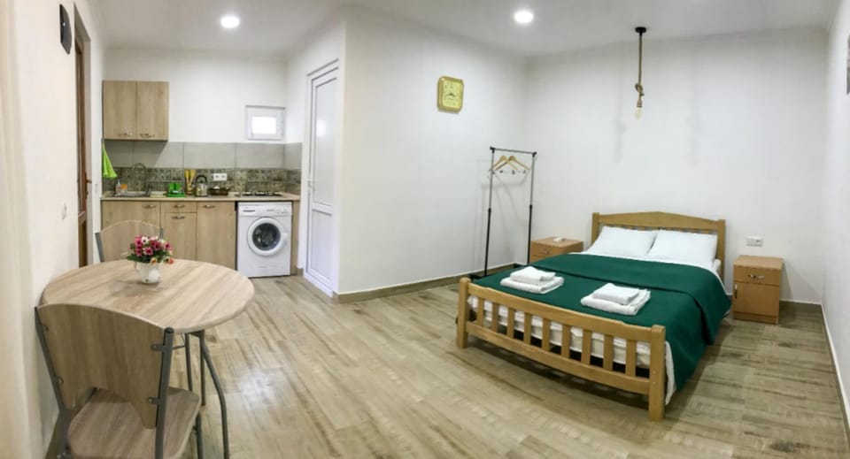 Bed, Coffee/tea facilities, Kitchen or kitchenette, Living room, Seating area, Dining area, Bedroom