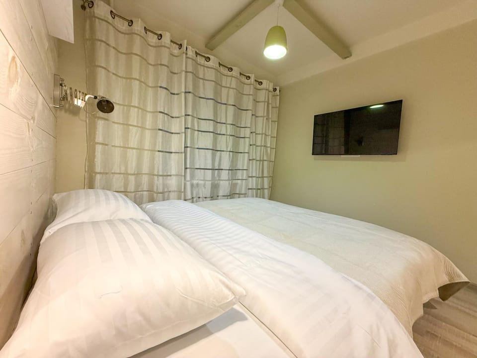 Bed, TV and multimedia, Bedroom
